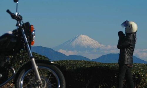 富士山を拝むバイク乗り