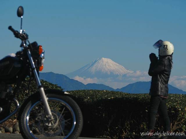 富士山を拝むバイク乗り