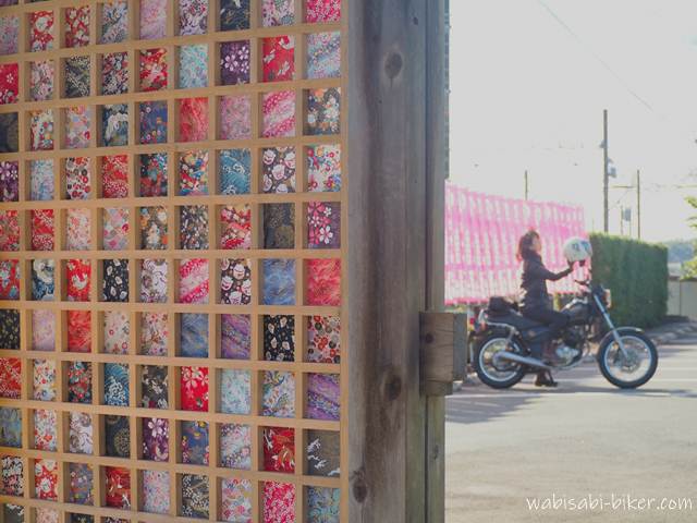 菊川 西福寺の山門と女性バイク乗り