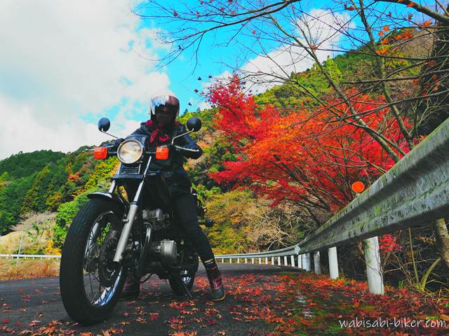 冬紅葉とバイク乗り