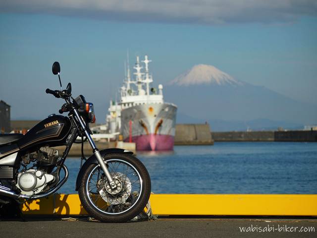 富士山と船とオートバイ YAMAHA SR125