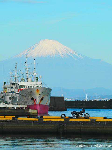 富士山と船とオートバイ