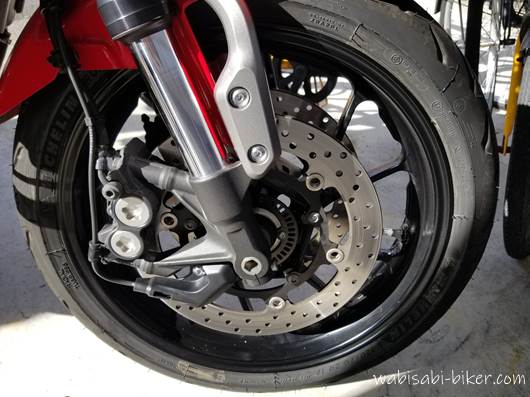 新品タイヤの白い汚れ バイク用ミシュラン