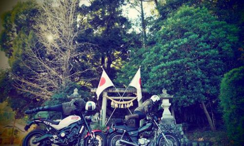 鳥居の日の丸とバイク乗り