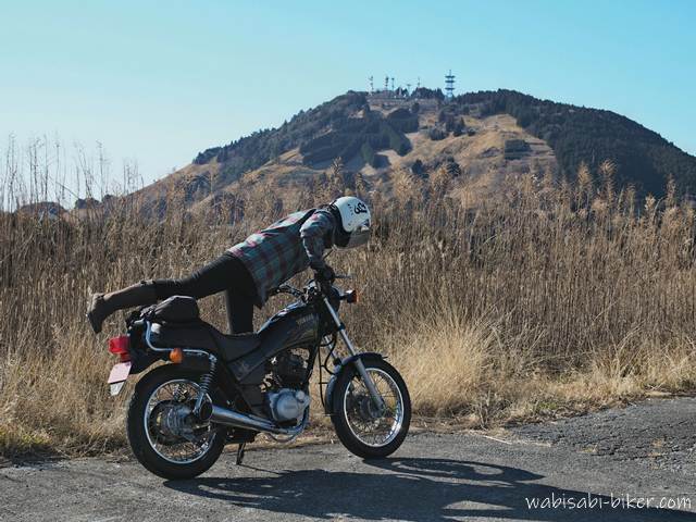 粟ヶ岳の茶文字とバイク乗り