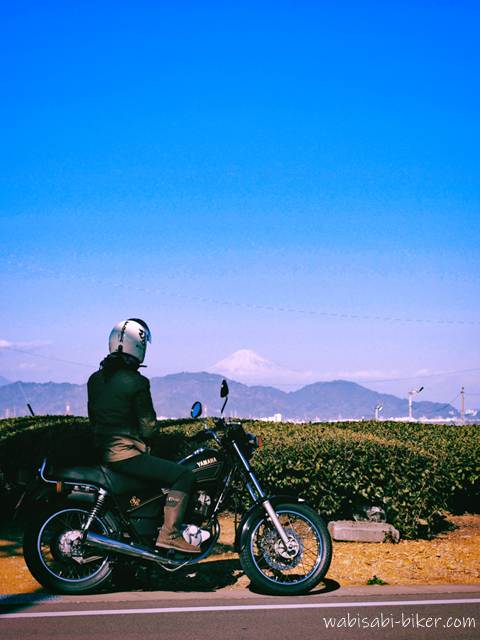 富士山と茶畑とバイク乗り