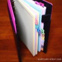 10年分のバイク写真記録が綴じられたA5サイズのリフィルファイル。カラフルなインデックスで各月が区分され、ファイルの表紙はピンク色。