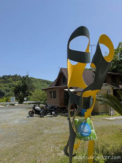 掛川 櫟くぬぎ オブジェと駐車場