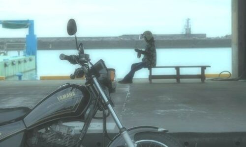 夏の漁港の荷捌き場。手前には黒いバイク(YAMAHA SR125)、奥のベンチにヘルメット姿のライダーが座り、静かな海を前に休憩している。お盆休みで人影はなく、淡い光が港内に満ちている