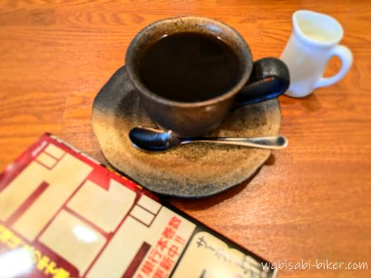 ホットコーヒーとゴルゴ13の漫画本