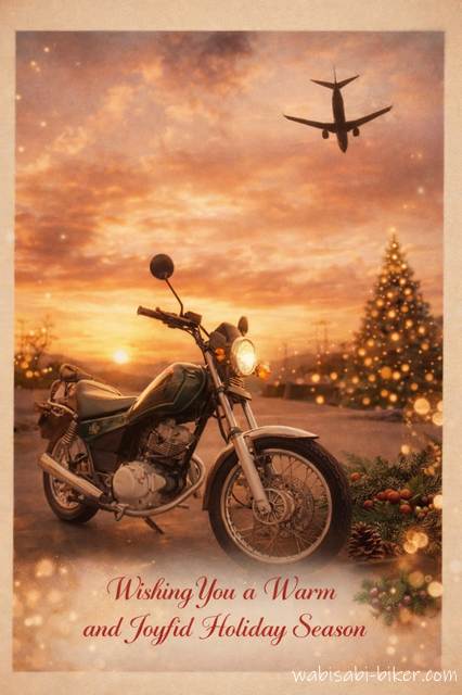 夕焼け空の下に停車したバイク(YAMAHA SR125)と、上空を飛ぶ飛行機をモチーフに、ホリデーカード風にAI生成したイメージ。元写真をもとに、温かみのある光やクリスマス装飾、英語のホリデーメッセージが加えられている。