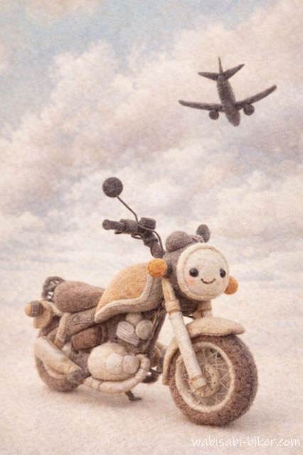 バイクと飛行機のある風景をもとに、AIで生成したぬいぐるみ風のイラスト。フェルトのような質感と丸みのある造形で表現されている。