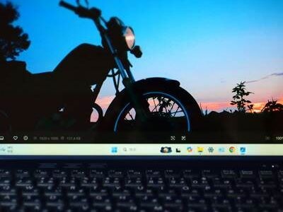 ノートPCに表示された宵の口のバイク画像