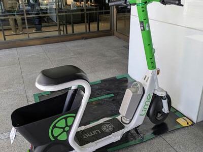 ローズホテル横浜に設置されたLimeの椅子付き電動シートボード ラクモ