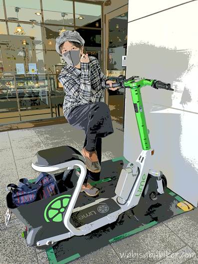 Limeのラクモとポーズをとる女性