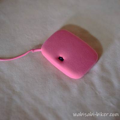 ムートン敷きパッドに置かれたピンクの電気あんか