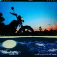 SR125のシルエット写真を表示したノートPC画面と、月と雲の布を敷いたキーボードの風景