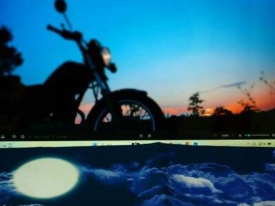 SR125のシルエット写真を表示したノートPC画面と、月と雲の布を敷いたキーボードの風景