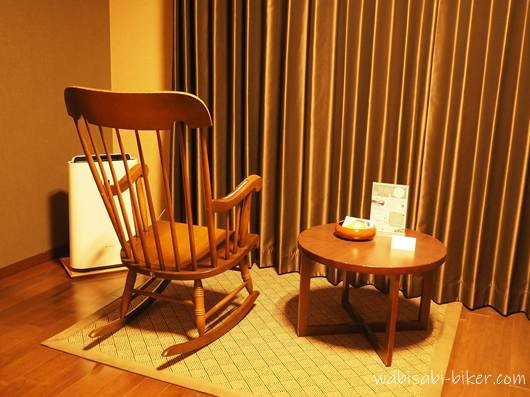 ウェルシーズン浜名湖 客室内のロッキングチェア