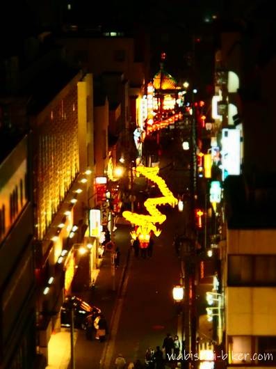 ローズホテル横浜の客室から見下ろした中華街の夜景。通りに沿って春節燈花の龍の灯りが連なり、街を照らしている。