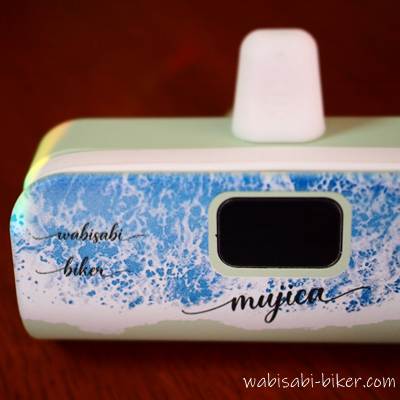 名前入りモバイルバッテリー。wabisabi-biker mujicaの装飾文字のクローズアップされた画像。