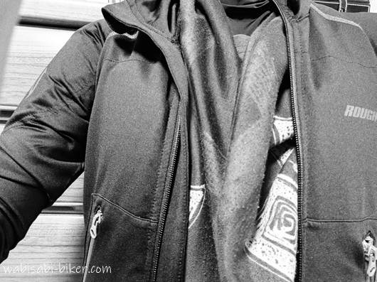 インナープロテクターの下にストールを巻いた服装記録。肩を冷やさないように調整した5月上旬のお散歩ツーリング装備。