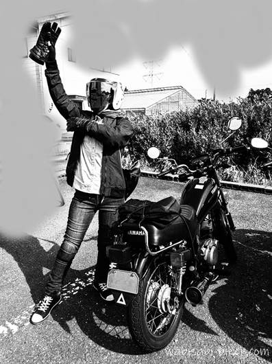 右腕を上げたライディング姿とSR125のモノクロ記録写真