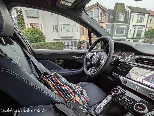 自動運転中のロボタクシー内。運転席にはストライプのリュックが置かれている。