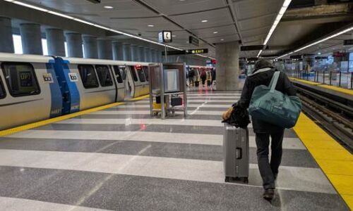 サンフランシスコ空港 BART駅でスーツケースを引いて歩く男性