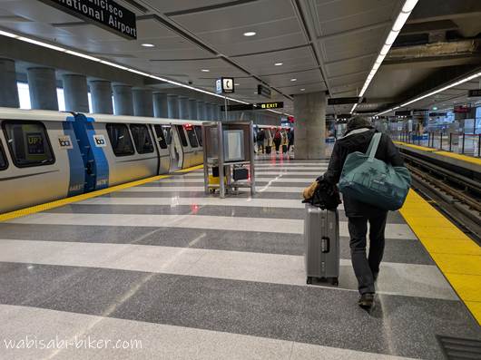 サンフランシスコ空港 BART駅でスーツケースを引いて歩く男性
