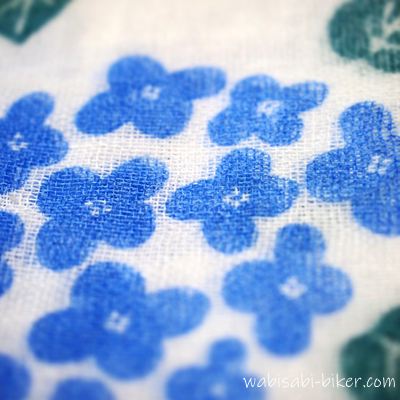紫陽花柄のガーゼ手ぬぐい。生地をクローズアップした写真。