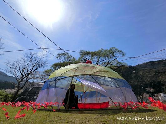 無人駅の芸術祭2021の屋外アート。あかいささふねとOPPAIの中に入ったセルフスナップ。