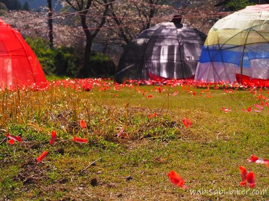 無人駅の芸術祭2021の屋外アート。あかいささふねとOPPAI。
