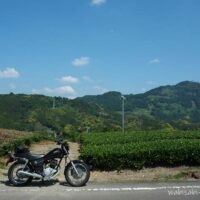 5月の青空と茶畑を背景に停めた黒バイクSR125