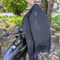 黒いバイクSR125のミラーにかけたラフアンドロードの黒いアーマーフーディー