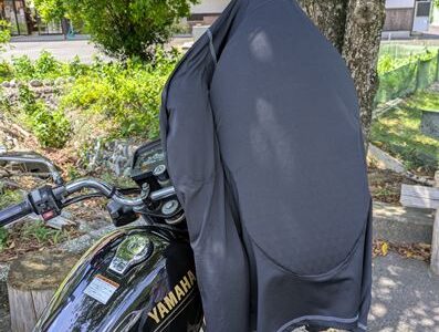 黒いバイクSR125のミラーにかけたラフアンドロードの黒いアーマーフーディー