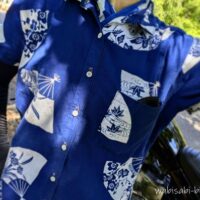 母親の浴衣をリメイクした青い半袖シャツを着たバイク散歩の服装。扇子柄で胸元に後付けのポケットがある。