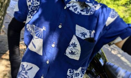 母親の浴衣をリメイクした青い半袖シャツを着たバイク散歩の服装。扇子柄で胸元に後付けのポケットがある。