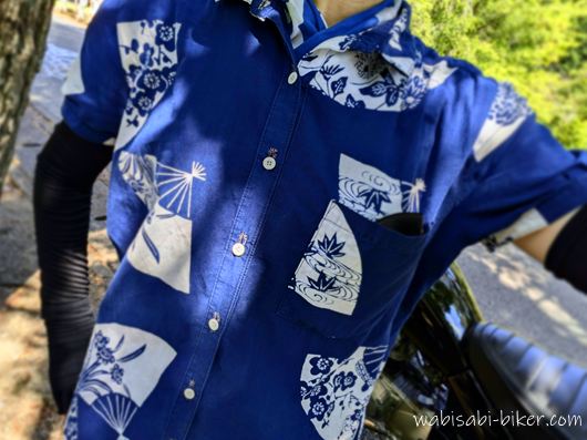 母親の浴衣をリメイクした青い半袖シャツを着たバイク散歩の服装。扇子柄で胸元に後付けのポケットがある。
