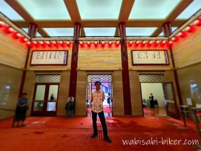 歌舞伎座の館内で撮った記念写真。赤いじゅうたんと提灯があり、劇場らしい雰囲気が写っている。