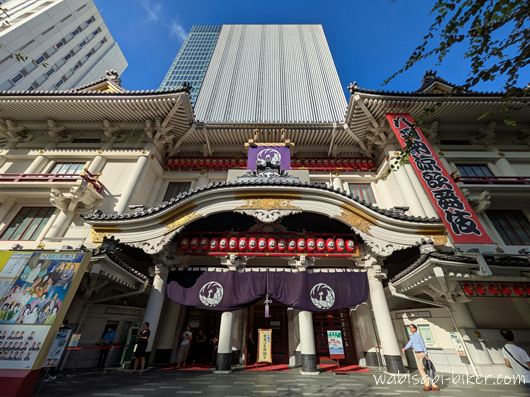 昼間に撮影した歌舞伎座の正面外観。劇場入口の提灯や看板、背後の高層ビル部分まで写っている。