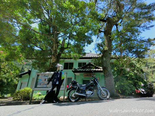 ヤマハSR125の横でラフアンドロードの黒いアーマーフーディーMサイズを着用している様子