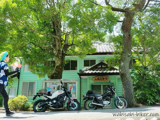 浴衣リメイクシャツを着て扇子を持ち、二俣公会堂前に停めた2台のバイクと撮影中のセルフスナップ。