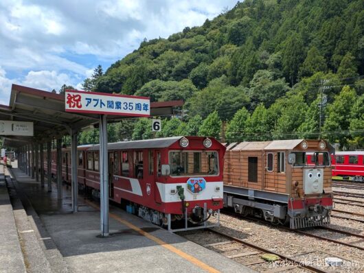 大井川鐡道 千頭駅のホームで待機する井川線の列車とトビー号。