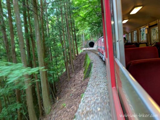 大井川鐡道 井川線の車内から眺めた、山林の中を走る列車と前方のトンネル。