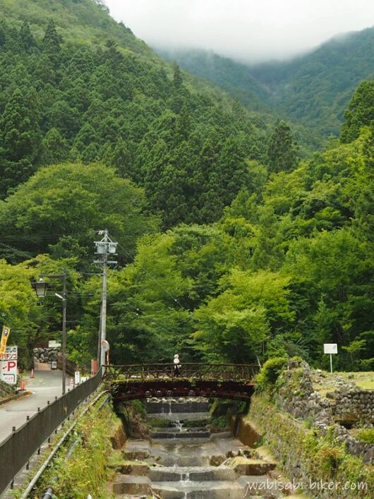寸又峡温泉散策中の風景。霧のかかる山を背景にしたトラス橋