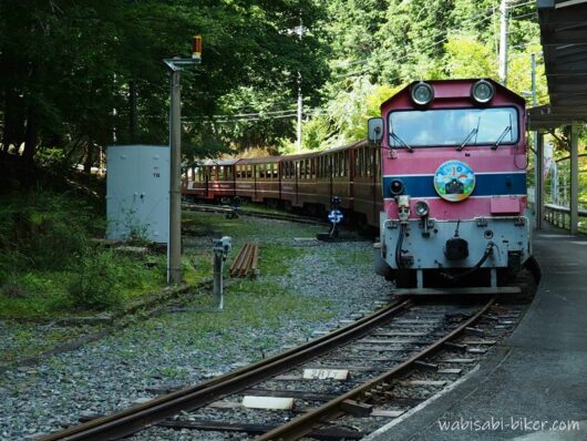 井川駅のホームに停車する大井川鐡道井川線の列車。山あいの駅構内に客車が連なる風景。