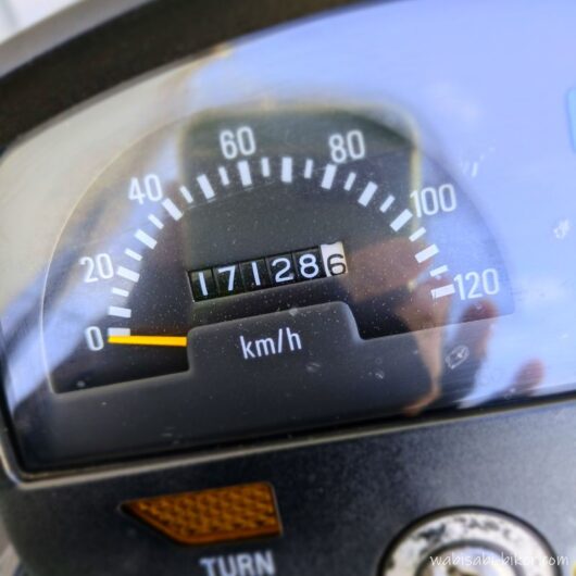 ヤマハSR125のスピードメーターを接写。速度計の針は0km/hを指し、積算走行距離は17,128.6kmを表示している。